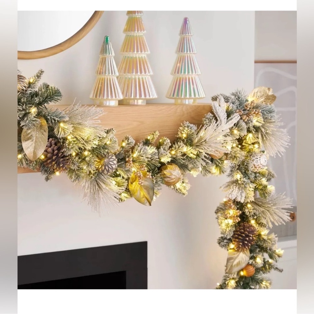 Member's Mark 140 Warm White LED Pre-Lit Flocked & Decorated Garland, 9ft